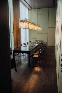 روومرز بادن بادن، أوتوغراف كولكشن في بادن بادن: غرفة طعام كبيرة مع طاولة وكراسي طويلة