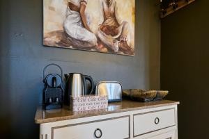 eine Küchentheke mit einem Gemälde an der Wand in der Unterkunft One bedroom apartment near tramway & shops in Mouvaux + 17 Fotos
