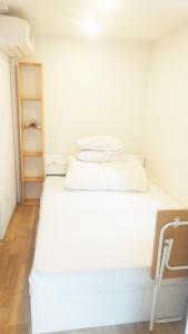 東京にあるHananogo Ikebukuro - Vacation STAY 09224vの白い部屋の白いベッド1台