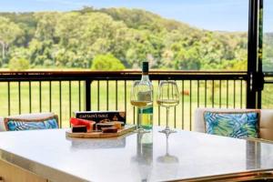 een fles wijn en een glas op een tafel bij The Sanctuary - Family Retreat - Noosa Hinterland in North Arm