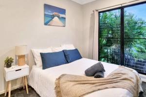 ein Schlafzimmer mit einem Bett und einem großen Fenster in der Unterkunft The Sanctuary - Family Retreat - Noosa Hinterland in North Arm + 56 Fotos