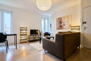 ein Wohnzimmer mit Sofa und Fernseher in der Unterkunft One bedroom apartment near tramway & shops in Mouvaux