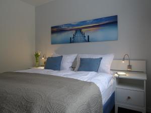 a bedroom with a bed and a painting on the wall at Hangar 19 Seebrise in Schwerin