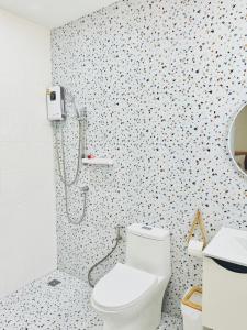 uma casa de banho com um WC e um chuveiro em Villa all day Pool Villa Hat Chao Samran หาดเจ้าสำราญ em Haad Chao Samran