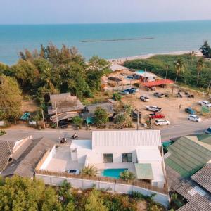 una vista aérea de una pequeña ciudad junto al océano en Villa all day Pool Villa Hat Chao Samran หาดเจ้าสำราญ, en Haad Chao Samran