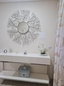 apartamento T2 zona rural في فيلا نوفا دي بايفا: حمام مع مرآة على الحائط
