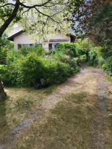 un camino de tierra delante de una casa con arbustos en Villa Meurice, en Étrembières