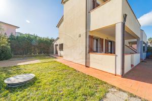 Blick auf den Hinterhof eines Hauses in der Unterkunft Appartamenti Rosa Campo Mare - Goelba in Marina di Campo + 1 Foto