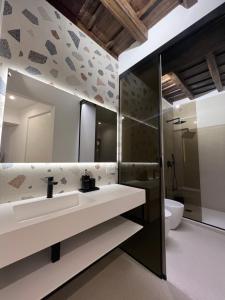 La salle de bains est pourvue d'un lavabo et d'un miroir. dans l'établissement Affreschi al Pantheon, à Rome