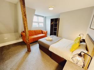 Habitación pequeña con cama y sofá en 2 Bedroom Apartment in the Heart of Newcastle - Modern - Sleeps 4, en Newcastle