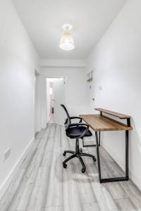 an office with a desk and a chair in a room at Professionals, Medical Staff, Families in Luton