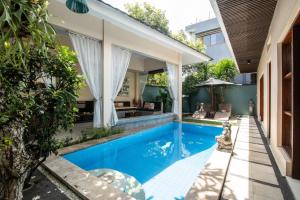 einen Pool im Hinterhof eines Hauses in der Unterkunft Mia Villa Canggu in Canggu