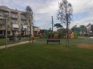 un parque con parque infantil con tobogán en Casa Felix en Giulianova