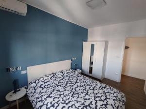 ジュリアノーヴァにあるCasa Felixの青い壁のベッドルーム1室(ベッド1台付)