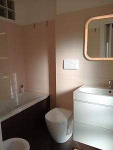ein Badezimmer mit einem WC, einer Badewanne und einem Waschbecken in der Unterkunft SANDONHOUSE MILANO in San Donato Milanese