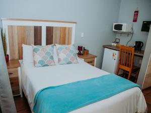 een slaapkamer met een groot bed en een magnetron bij Stay at 12 Guesthouse and Selfcatering in Middelburg