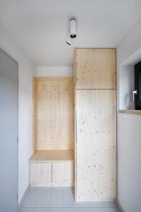 een houten kast in een kamer met een muur bij Apartmány Velká Morava in Dolní Morava