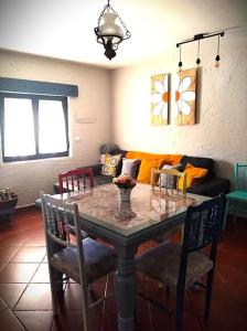 y sala de estar con mesa de comedor y sillas. en Casa rural Los Barreros en Ciudad-Rodrigo
