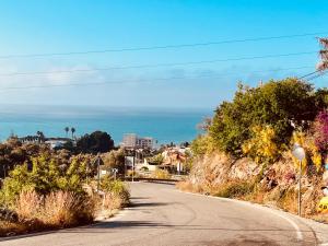 pusta droga z oceanem w tle w obiekcie Apartamento con vistas al mar y plaza aparcamiento w mieście Chilches +8 zdjęć