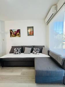 um sofá numa sala de estar com em Apartamento con vistas al mar y plaza aparcamiento em Chilches