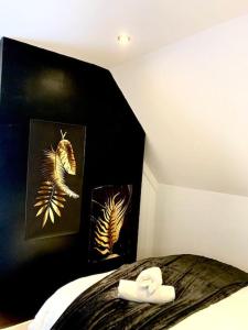 Elegant 3 bed flat with Parking في بورتسماوث: غرفة نوم بسرير مع صورتين على الحائط