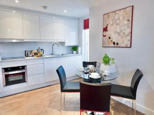 uma cozinha e sala de jantar com mesa e cadeiras em Your Space Apartments - Jubilee House em Cambridge