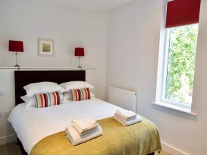 ケンブリッジにあるYour Space Apartments - Jubilee Houseの白いベッドルーム(タオル付きのベッド付)