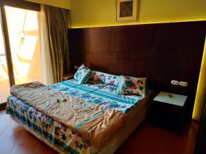 um quarto com uma cama e uma cabeceira em madeira em Villa with private pool cancun elsokhna 93 em Ain Sokhna