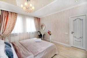 - une chambre avec un lit et un vase de fleurs dans l'établissement Двухкомнатные апартаменты ЖК Шахристан 213, à Almaty