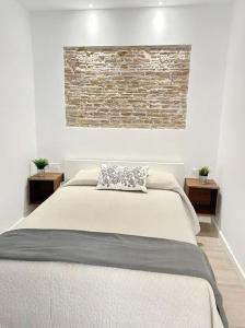 ein Schlafzimmer mit einem großen Bett mit zwei Tischen in der Unterkunft Apartamento al lado de la playa in Barcelona