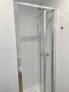 eine Dusche mit Glastür im Bad in der Unterkunft Apartamento al lado de la playa in Barcelona