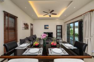 sala de estar con mesa de comedor con sillas en Villa Kaheru | 3 bedroom priavate pool villa | Kokyang Estate, en Nai Harn Beach