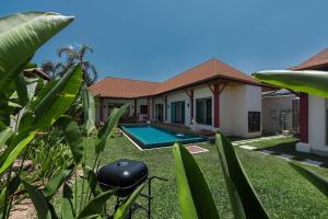 una casa con piscina en el patio en Villa Kaheru | 3 bedroom priavate pool villa | Kokyang Estate, en Nai Harn Beach