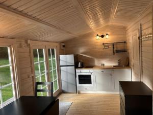 una cucina con frigorifero bianco e piano cottura di Salu summer cottage 