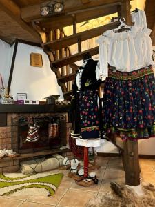 ボルシャにあるCabana Rusticの衣類、暖炉