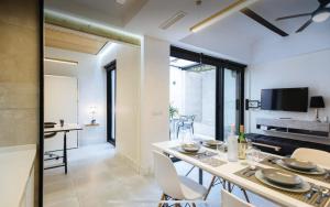 a kitchen and dining room with a table and chairs at Lujoso loft con piscina y espacio office in Seville