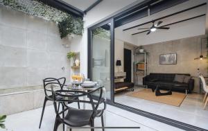a dining room with a table and chairs at Lujoso loft con piscina y espacio office in Seville
