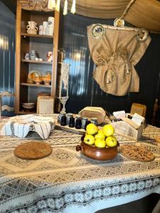 una mesa con un tazón de limones. en Cabana Rustic, en Borşa