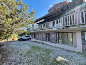een auto geparkeerd voor een huis bij Al mare nella natura selvaggia in Buggerru