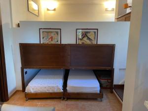 een bed in een kamer met twee foto's aan de muur bij Al mare nella natura selvaggia in Buggerru