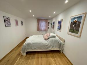 ein Schlafzimmer mit einem Bett und einige Bilder an der Wand in der Unterkunft Eckhuetteins in Bernried