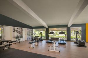 un gimnasio con varias cintas de correr y máquinas cardiovasculares en Bahia Principe Luxury Bouganville - Adults Only All Inclusive, en La Romana