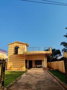 una casa con balcón en la parte superior en Sangeeta's Homestay, en Jagdalpur