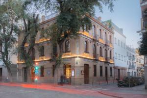 un edificio en la esquina de una calle de la ciudad en Cavalta Boutique Hotel GL, en Sevilla