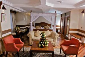Muthu Silver Springs Hotel في نيروبي: غرفة معيشة مع شجرة عيد الميلاد على طاولة