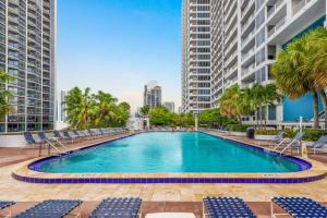 uma piscina no meio de uma cidade com edifícios altos em Bayfront Gem with Balcony and Pool em Miami