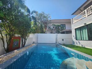 Pattaya'daki 长住优惠房-芭提雅市中心4间卧室泳池别墅好莱坞Hollywood旁 tesisine ait fotoğraf galerisinden bir görsel