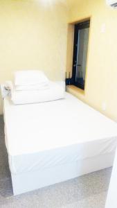 2 weiße Betten in einem Zimmer mit Fenster in der Unterkunft Hananogo Ikebukuro - Vacation STAY 16082v in Tokio