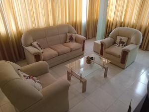 Sala de estar con 2 sofás y mesa de centro en Departamento Letty - con cochera en San Salvador de Jujuy