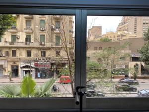 una ventana con vistas a una calle de la ciudad en وسط كل شئ, en El Cairo